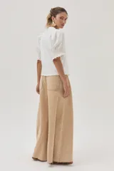 Blusa roja de algodón con mangas cortas abullonadas y puños con detalle de bordado en color amarillo/naranja.