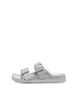 Sandalias planas plateadas con glitter, de punta abierta y dos correas ajustables con hebilla. Diseño liviano y cómodo.