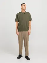 Polo de punto color verde oliva con cierre de cremallera, cuello polo y mangas cortas.