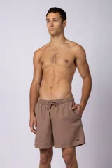 Short de baño color marrón confeccionado en microfibra de piel de durazno con cintura elástica y cordón ajustable.