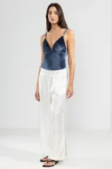 Pantalón blanco de lino italiano con hilo metalizado, corte recto, talle medio, cintura elástica en la parte trasera y bolsillos delanteros.