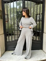 Pantalón de lanilla gris con lurex, corte palazzo y abertura en el lateral inferior.