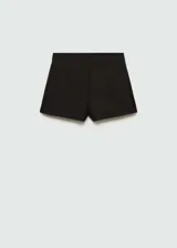 Short negro de tiro medio y diseño recto.