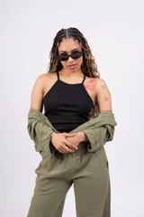 Musculosa marrón de breteles finos y corte ajustado.