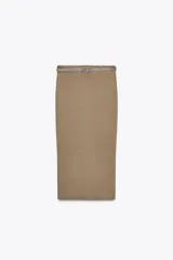 Falda midi color beige de punto con cinturón a contraste con hebilla metálica.