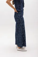 Pantalón jean wide leg de tiro alto, color azul denim, con ruedo desflecado y bolsillos delanteros y traseros.