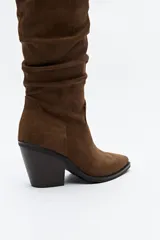 Bota texana de caña alta color negro, con punta fina, taco cuadrado y cierre lateral.