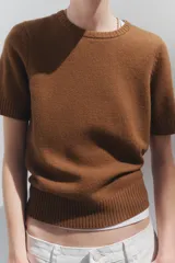 Top celeste de lana con cuello redondo y mangas cortas.