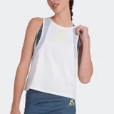 Musculosa deportiva Le Coq Sportif color blanco, con paneles laterales de malla en gris claro y logo de la marca en amarillo pálido en el pecho.