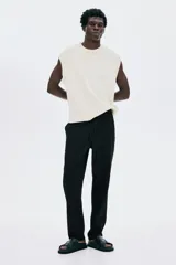 Pantalón jogger negro de vestir con corte slim fit, cintura elástica con cordón de ajuste, bolsillos laterales al bies y bolsillos traseros insertados.