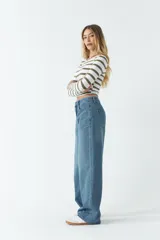 Pantalón de jean negro de tiro medio y corte wide leg.