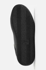 Zapatilla de cordones monocolor negra con suela con volumen.