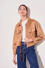 Campera de gamuza en color tostado, con corte ajustado y cierre frontal.