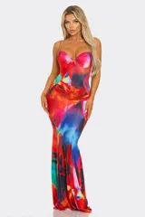 Vestido largo de fiesta con estampado multicolor, escote corazón con detalle de nudo y breteles finos.