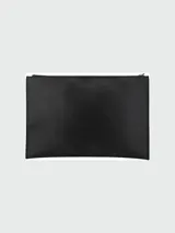 Estuche Longchamp Le Pliage negro con cierre superior y correa de muñeca color caramelo.