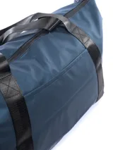 Bolso deportivo Umbro color gris oscuro con logo estampado en el frente y asas de mano y correa de hombro ajustables.