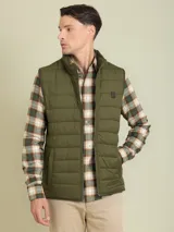 Chaleco inflable color verde militar con cierre frontal y bolsillos laterales.