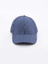 Gorro tipo baseball azul con rayas verticales blancas.