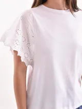 Remera color salmón con mangas cortas con detalle de calado.