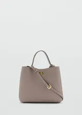 Bolso tipo bucket color gris topo, con textura símil cuero, cierre metálico dorado, doble asa corta y correa larga regulable.
