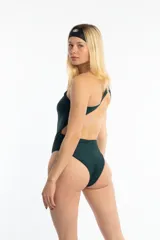 Malla enteriza de lycra color verde oscuro, con un solo hombro y abertura en el pecho.