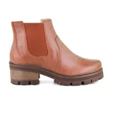 Bota Chelsea color marrón de cuero, con elásticos laterales y suela track.