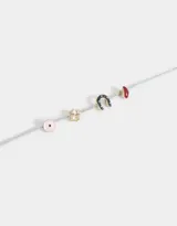 Pulsera de hilo de lurex color celeste con dijes dorados: herradura, trébol de cuatro hojas, ojo turco y corazón.