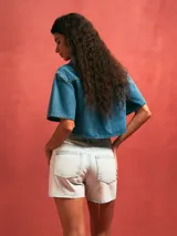 Short de jean negro con roturas y terminación desflecada.