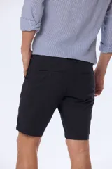 Bermuda color beige, de corte clásico, confeccionada en algodón y spandex.