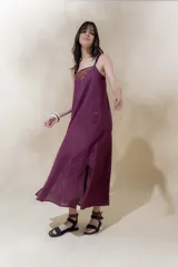 Vestido largo color crudo con rayas verticales finas, breteles finos regulables, escote recto con bordado artesanal y tajos laterales.