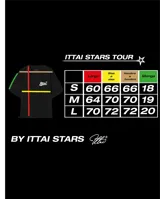 Remera negra de corte holgado con estampado en la espalda con la palabra "Ittai" en blanco y una estrella.