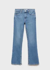 Pantalón de jean de tiro medio, corte recto y aberturas en el bajo. Con cierre delantero de cremallera y botón, cinco bolsillos y tejido elástico.