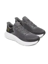Championes de running Under Armour Charged Rogue 5, color negro con logo de la marca en el lateral.