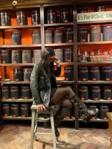 Botas de cuero gastado color marrón con hebillas y apliques de metal de caña alta.