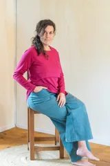 Remera de lactancia manga larga color fucsia, confeccionada en lycra de algodón. Cuenta con apertura de solapa y escote cruzado para facilitar la lactancia. Calce amplio y bajos redondeados.