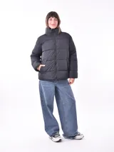 Campera puffer color gris topo, con cuello alto y cierre frontal.