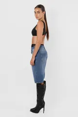 Bermuda de jean rígido, tiro medio, calce relax y proceso de lavado artesanal.