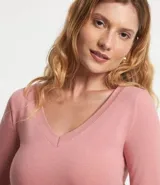 Blusa negra de algodón con escote en V y mangas largas.