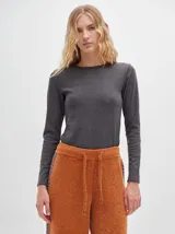 Remera gris de tejido acanalado, cuello redondo y corte crop.