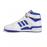 Championes Adidas Forum Mid, de caña media, color blanco con detalles en azul. Presentan las tres tiras características de la marca en azul y el logo del trifolio en el lateral.