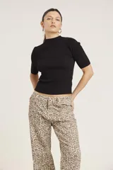 Blusa de punto color beige, de mangas cortas y cuello alto.