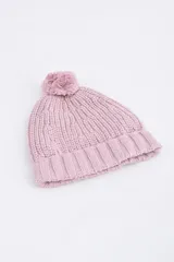 Gorro de lana tejido con diseño trenzado y pompón en la parte superior, color lila.