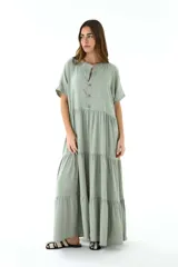 Vestido largo color verde salvia, de lino, con cuello mao, mangas cortas y corte escalonado con volados.