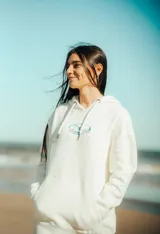 Hoodie blanco con capucha y cordones ajustables, con logo estampado en el pecho.
