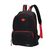 Mochila negra con detalles en rojo, con estampa de labios rojos en la parte superior. Tiene tiras acolchadas y porta laptop.