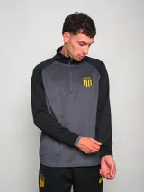Campera deportiva Dosco gris con mangas negras y escudo del Club Atlético Peñarol en el pecho.