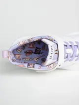 Zapatillas blancas de caña alta con detalles de la serie Friends, cordones lilas y cierre de velcro con el nombre de la serie.