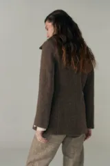 Chaquetón de lana fina color beige con cuello solapa, doble abotonadura frontal, bolsillos ojal y forro al tono.