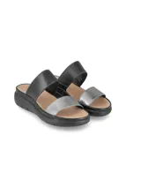 Sandalias de cuero color beige con una tira delantera color beige y otra color bronce.