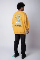 Buzo negro de corte oversize con cuello redondo y estampa de un avión sobre olas.